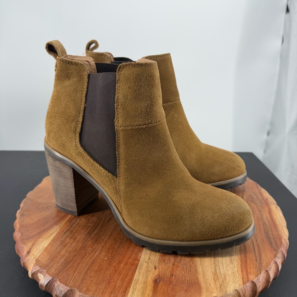 Crevo Alicia Suede Lug Sole Chelsea Boot heel Bootie‎ Tan 9.5